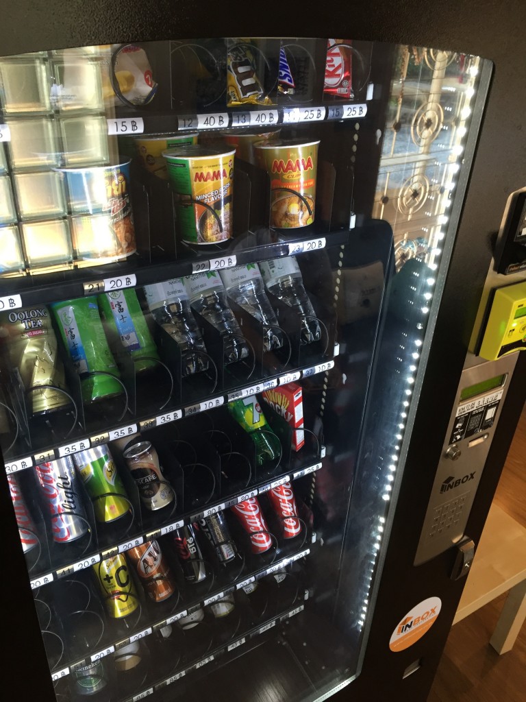 バンコクのエカマイ駅から徒歩15分ほどにあるコワーキングHUBBAの自動販売機