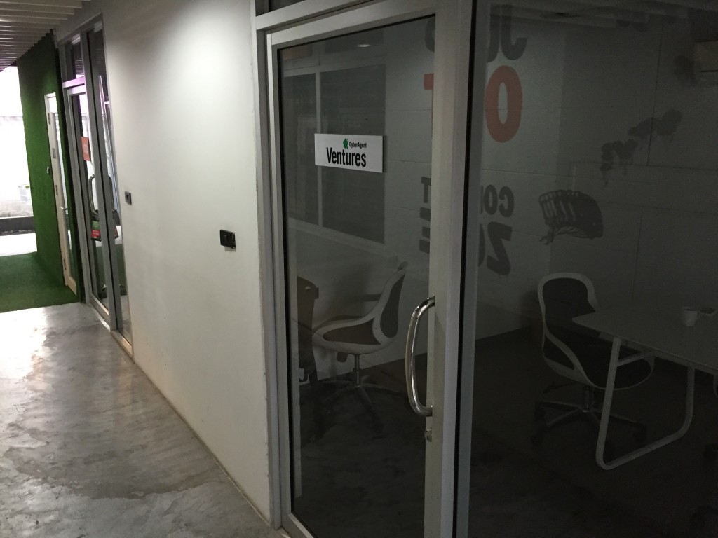 バンコクのエカマイ駅から徒歩15分ほどにあるコワーキングHUBBAにあるCYBER AGENT VENTURESの部屋