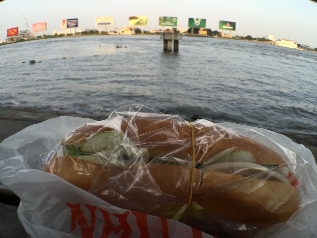 バインミーをテイクアウトしてサイゴン川の川岸で食べる