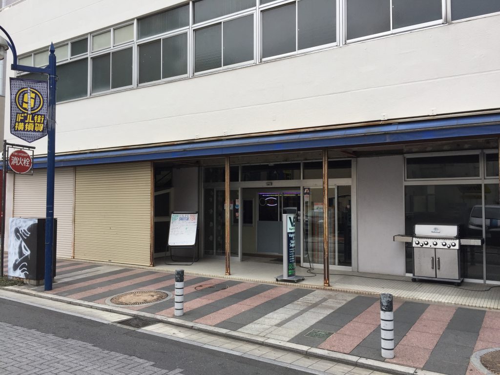 横須賀のVAPE SWITCH日本語と英語が入り乱れる店内 (゜o゜;