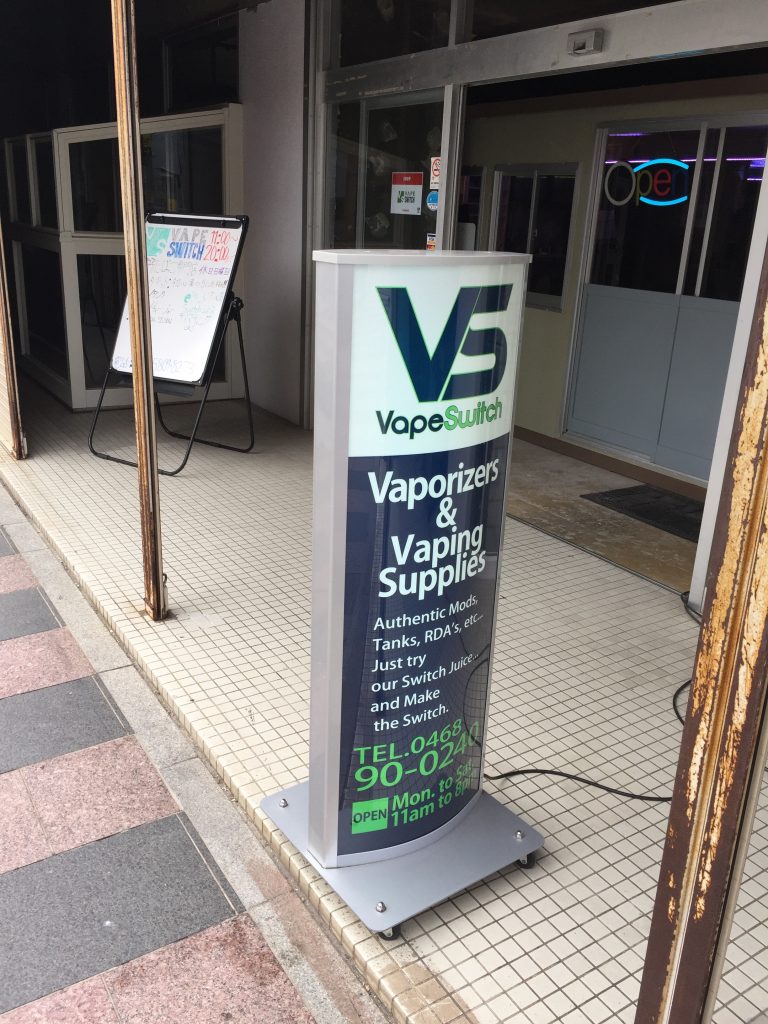 横須賀のVAPE SWITCH日本語と英語が入り乱れる店内 (゜o゜;