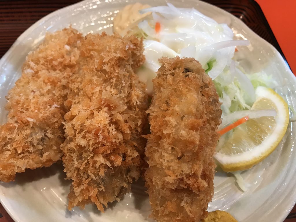綾瀬の大人気居酒屋「味安」のカキフライ定食(890円)が大粒でうまい!
