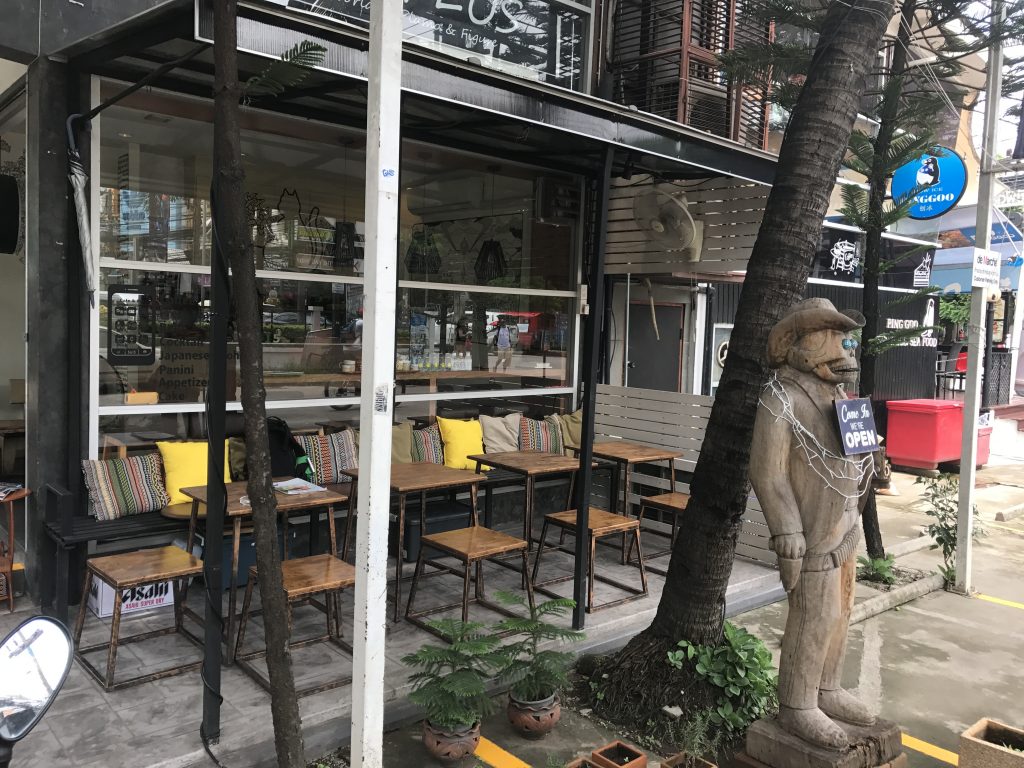 【Soi5 Rojiura Pub】チェンマイ ニマンヘミンで絶品パニーニ発見✨
