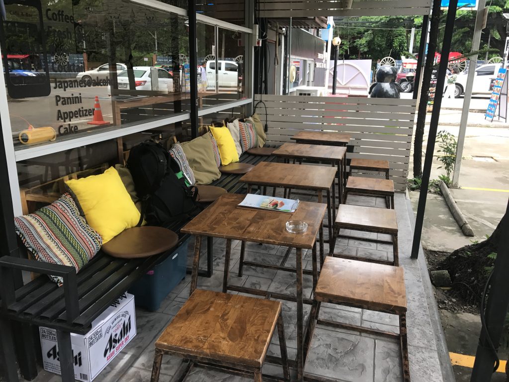 【Soi5 Rojiura Pub】チェンマイ ニマンヘミンで絶品パニーニ発見✨