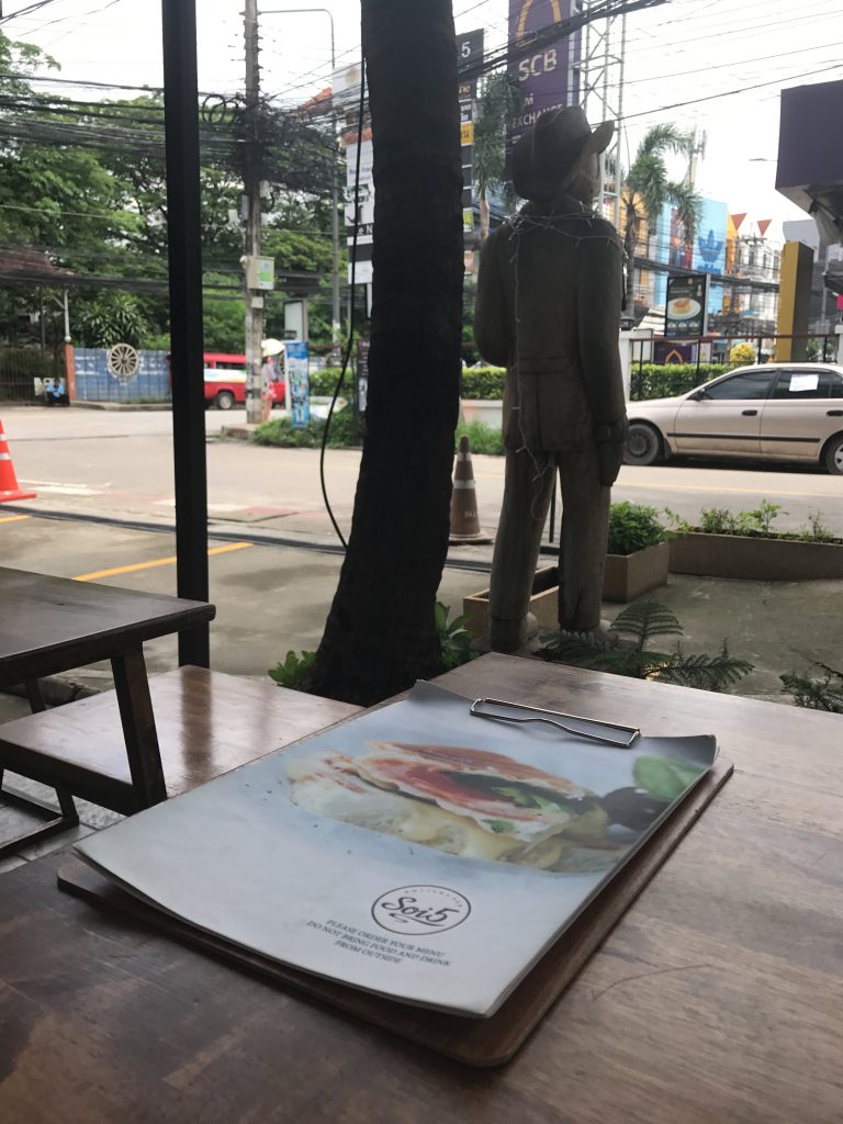 【Soi5 Rojiura Pub】チェンマイ ニマンヘミンで絶品パニーニ発見✨