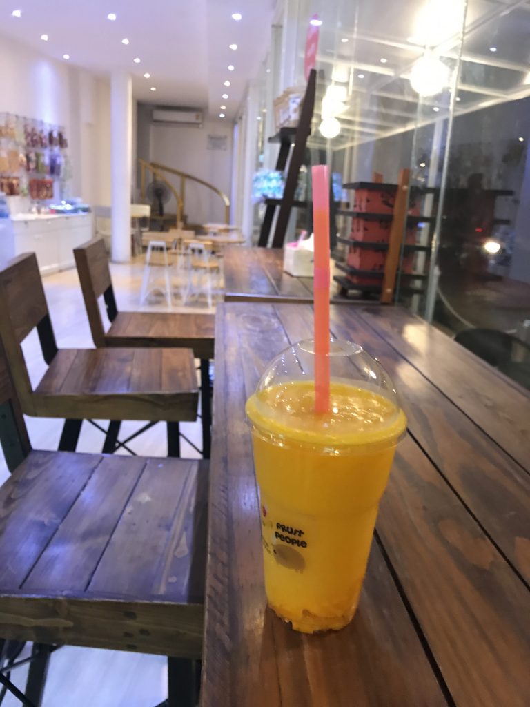 チェンマイのMaya至近にある純度100%マンゴースムージーのお店 Sbun-Nga Organize