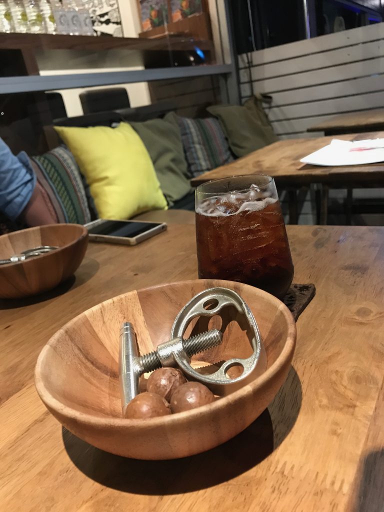 【Soi5 Rojiura Pub】夜は美味しいナッツとお酒を楽しめるチェンマイのお店✨