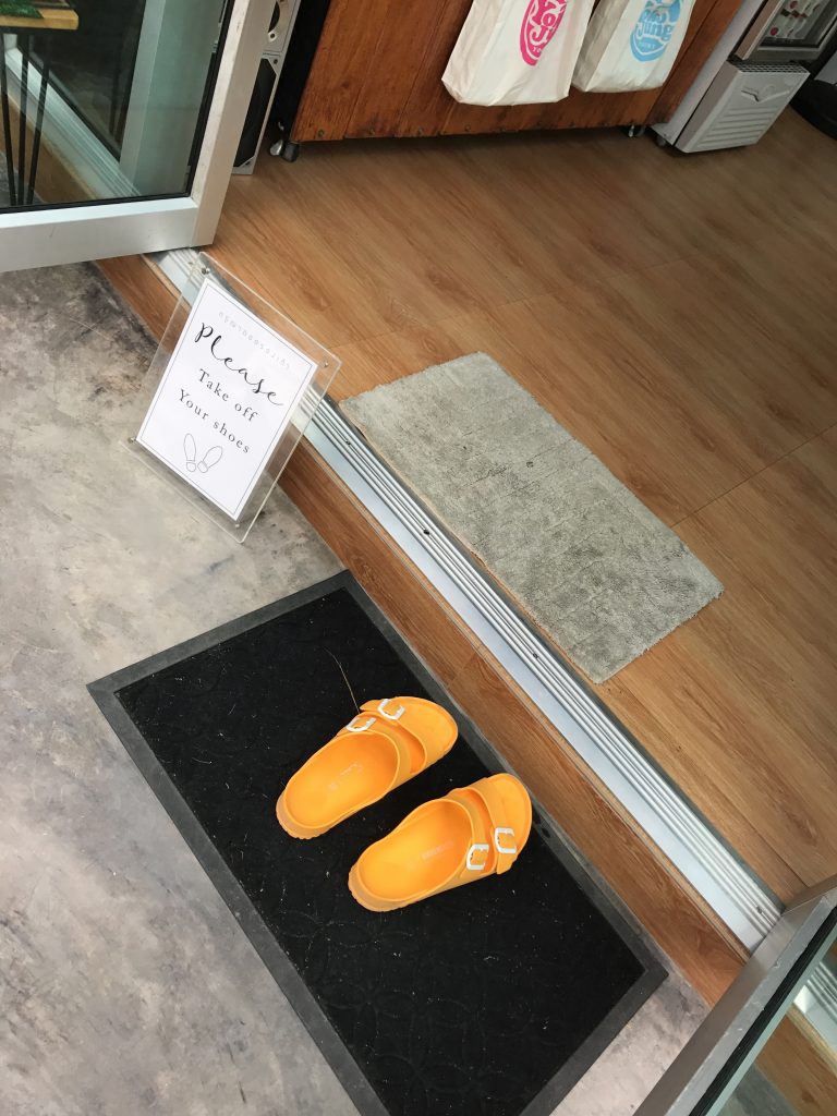 チェンマイのカオソーイ人気店のお隣のYoko Jungのスムージー