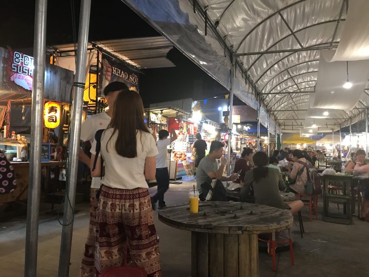 ナイトマーケットには食べ物と飲み物中心のエリアがあった!