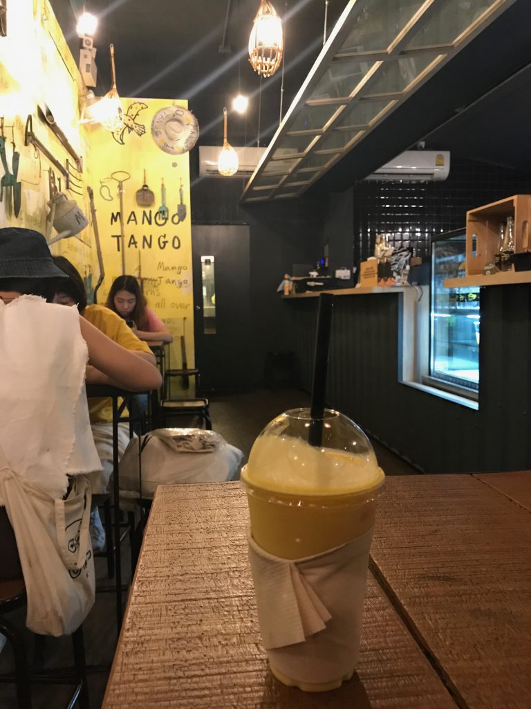 今回もやっぱりマンゴースムージー(350円)