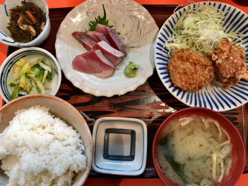 はまち刺身と唐揚げ・コロッケ定食(880円)