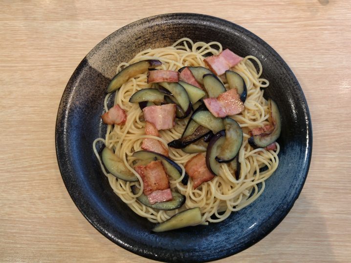 スパゲティ心の茄子とベーコン特選醤油味バター風味(大盛り)1,050円+100円
