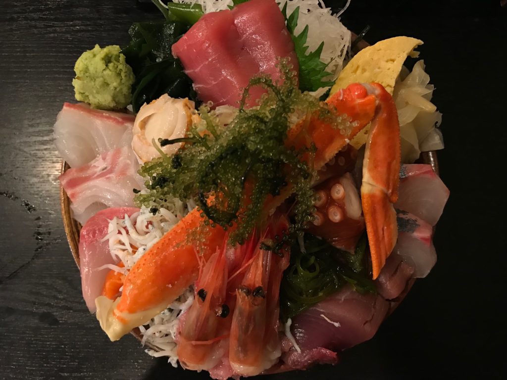 市場食堂さかなや本店の夜の豪華海鮮丼(2,300円)