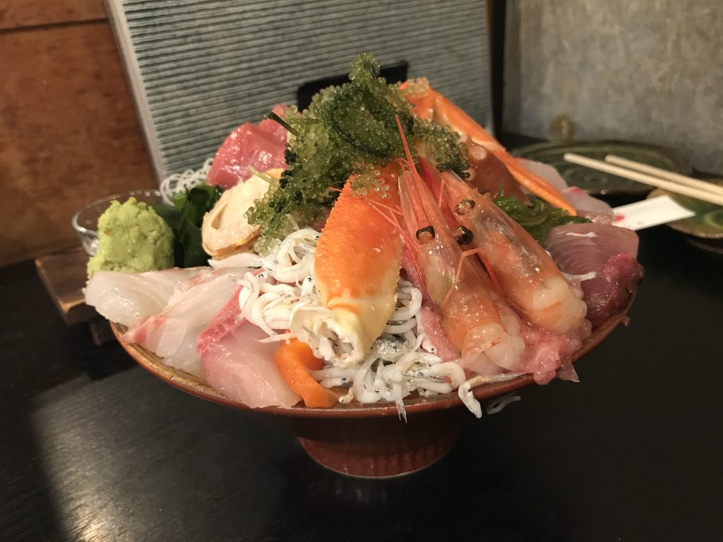 市場食堂さかなや本店の夜の豪華海鮮丼(2,300円)御飯大盛り(+100円)