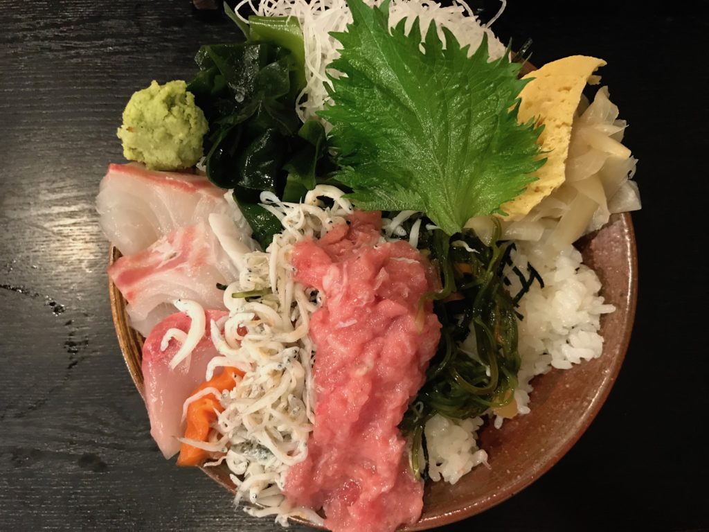 市場食堂さかなや本店の夜の豪華海鮮丼(2,300円)御飯大盛り(+100円)
