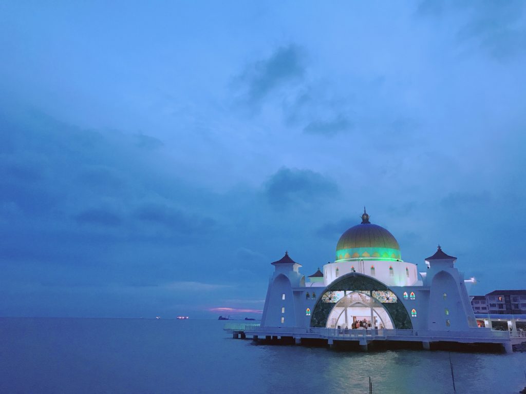 マラッカ観光の人気スポットMasjid Selat Melaka(水上モスク)の夕暮れ