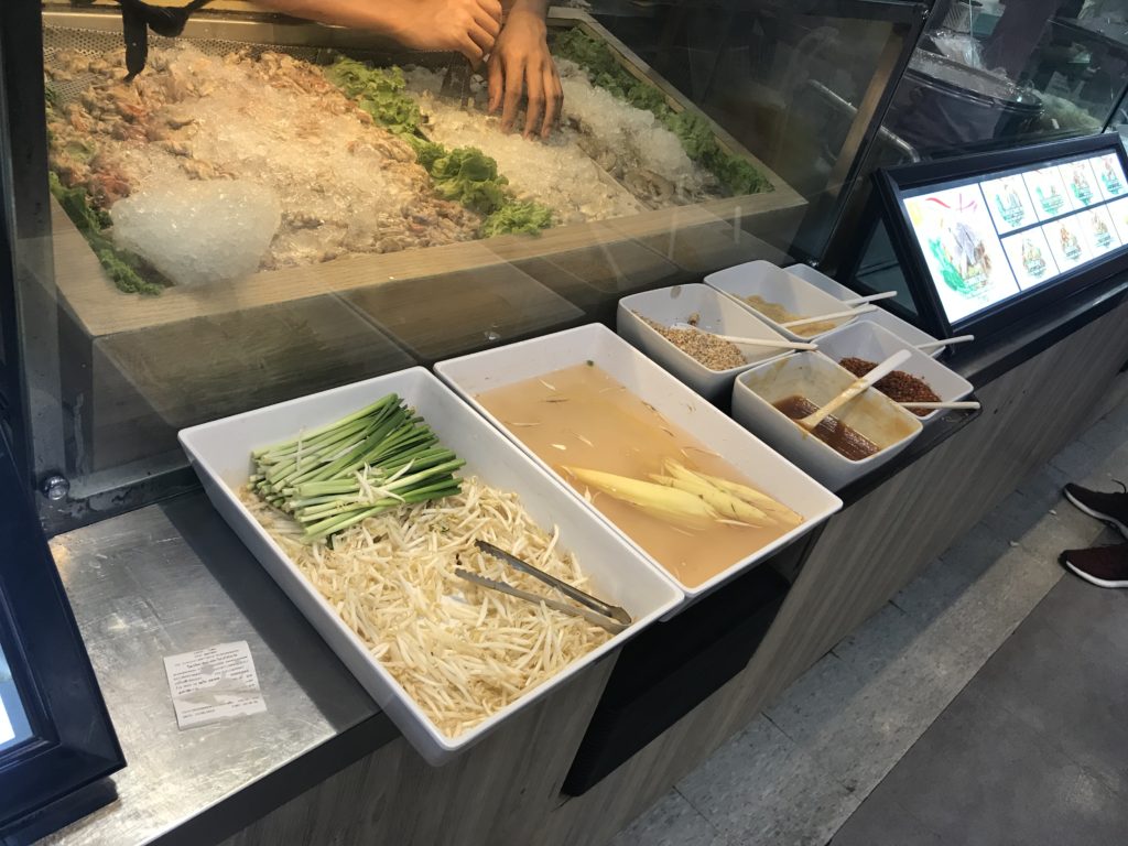 テスコ・ロータス・オンヌット・フードコートのパッタイ店の外観
