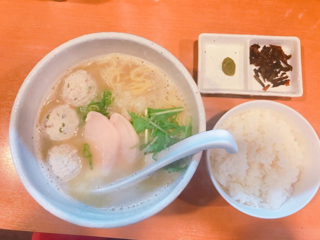 らーめん銀杏 亀有店の鶏SOBA塩(750円)+平日ランチ限定の半ライス(無料)+アプリ特典の鶏団子(無料)