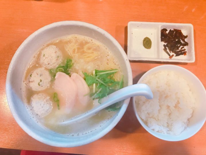らーめん銀杏 亀有店の鶏SOBA塩(750円)+平日ランチ限定の半ライス(無料)+アプリ特典の鶏団子(無料)
