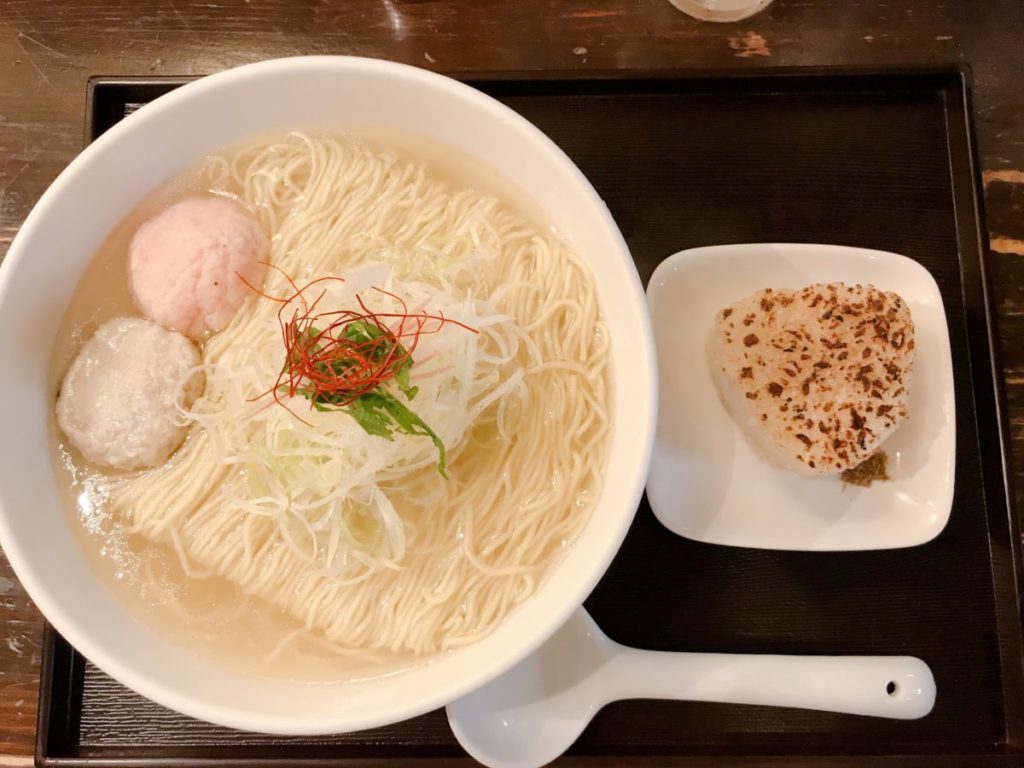 麺屋海神のあら炊き塩ラーメン へしこ焼きおにぎり付き(980円)※麺大盛り無料