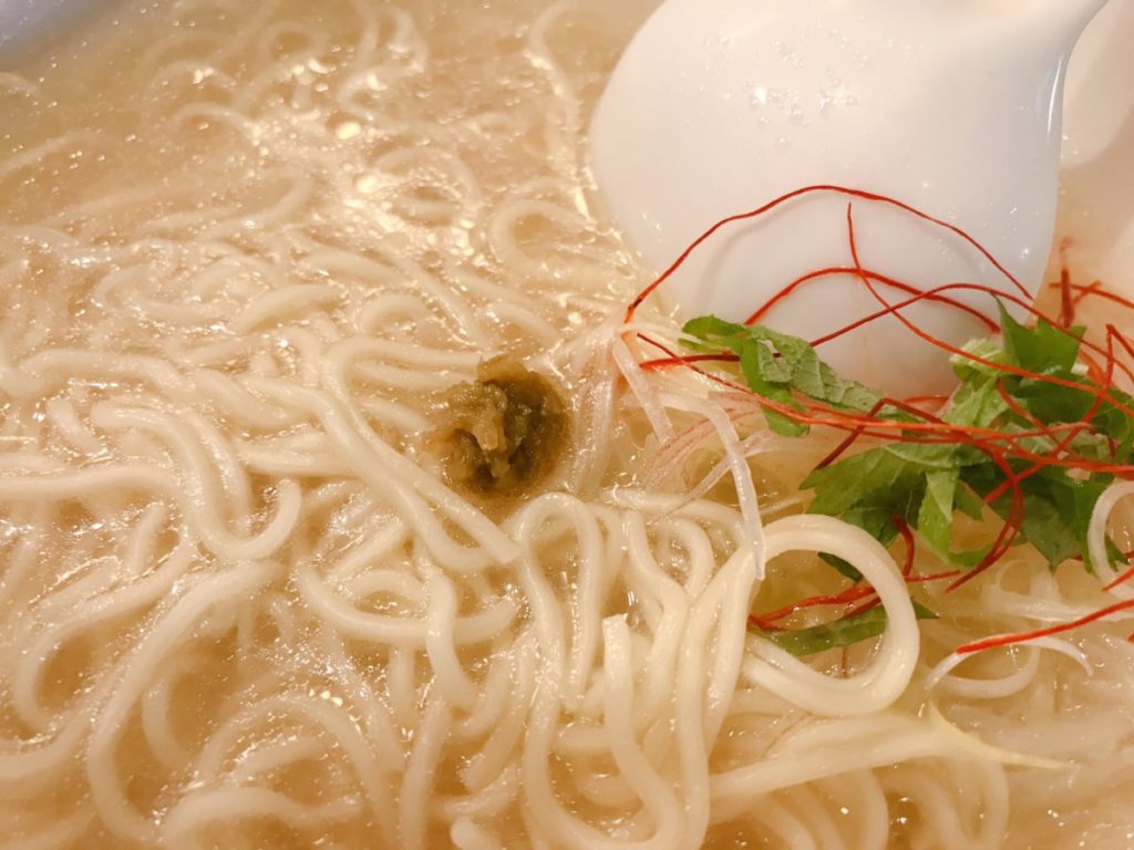 麺屋海神のあら炊き塩ラーメン へしこ焼きおにぎり付き(980円)※麺大盛り無料