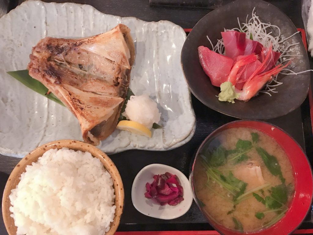 市場食堂さかなや(本店)のマグロアゴ肉塩焼きと刺身付定食(1,200円)+ご飯大盛り(100円)