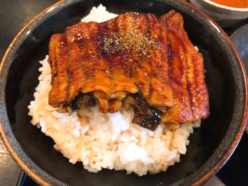 市場食堂さかなや(本店)のうな丼と刺身付定食(1,500円)+ご飯大盛り(100円)