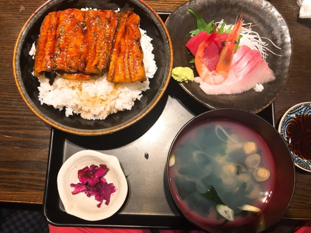 市場食堂さかなや(本店)のうな丼と刺身付定食(1,500円)+ご飯大盛り(100円)
