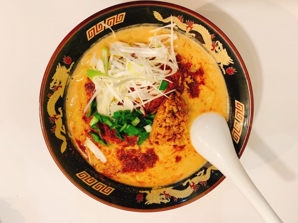 北海道ラーメン みそ熊(北千住店)の麻辣辛味噌担々麺(980円)大盛り無料