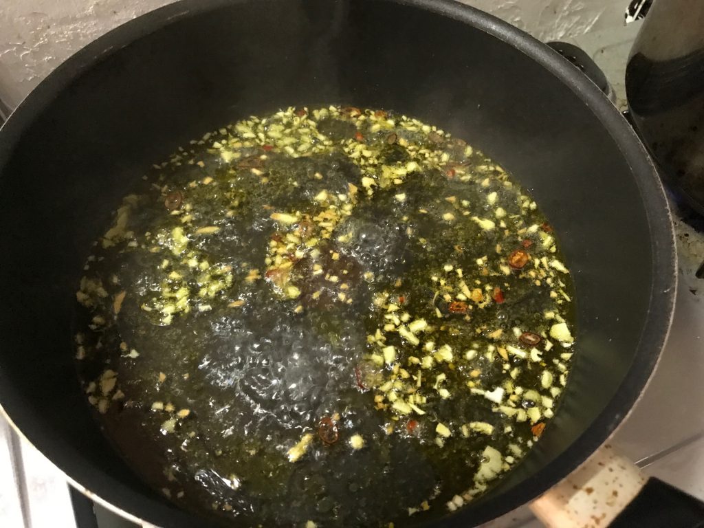 ⑥ 鍋からスパゲティの茹で汁をおたま1杯分フライパンに投入 ⇒ 中火にしてドロっと乳化させる