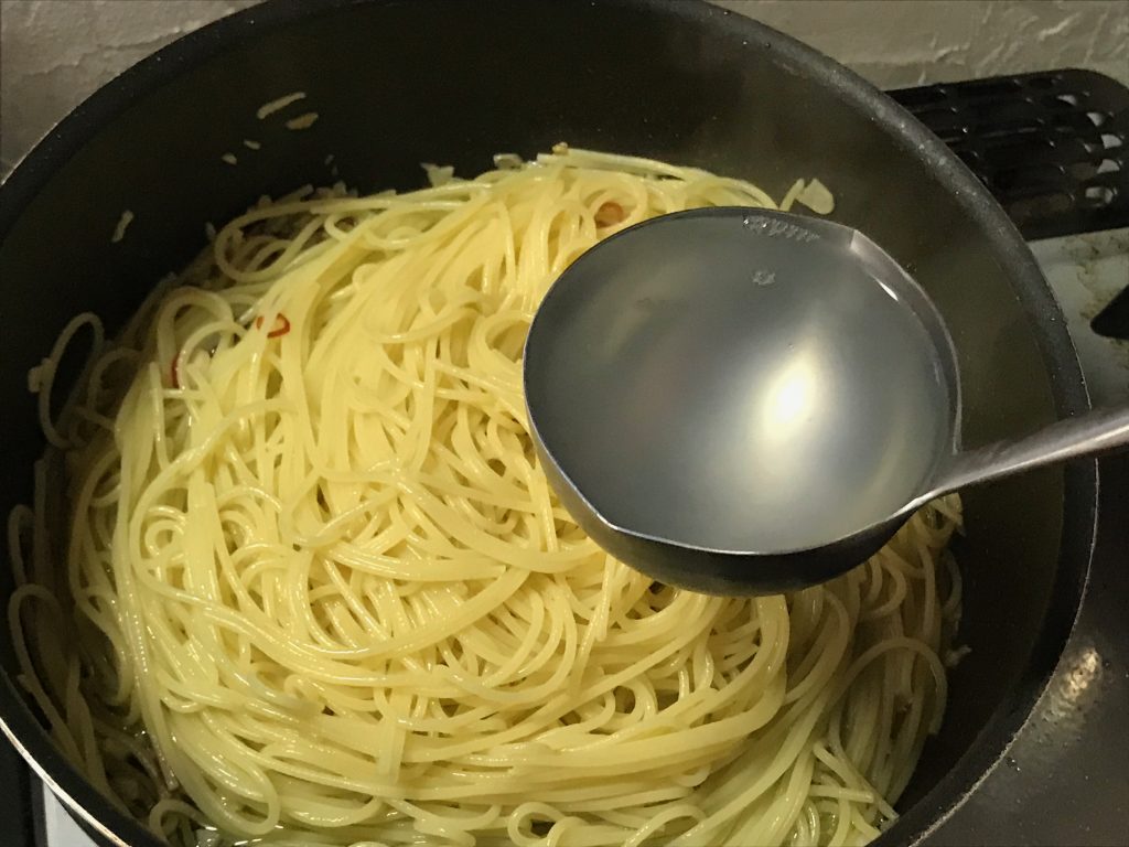 ⑧ 鍋から茹で汁をおたま1杯ずつフライパンに追加 ⇒ スパゲティがアルデンテになるまで繰り返し追加