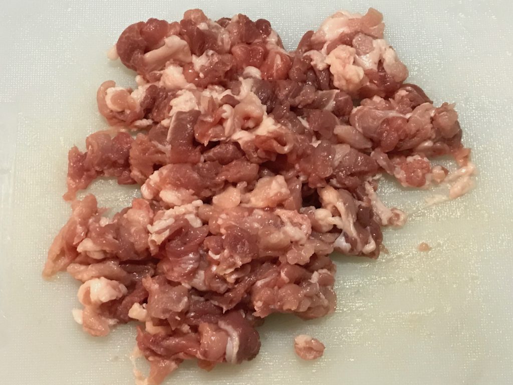 ③ 豚細切れ肉を（出来る範囲で）包丁で粗挽きする