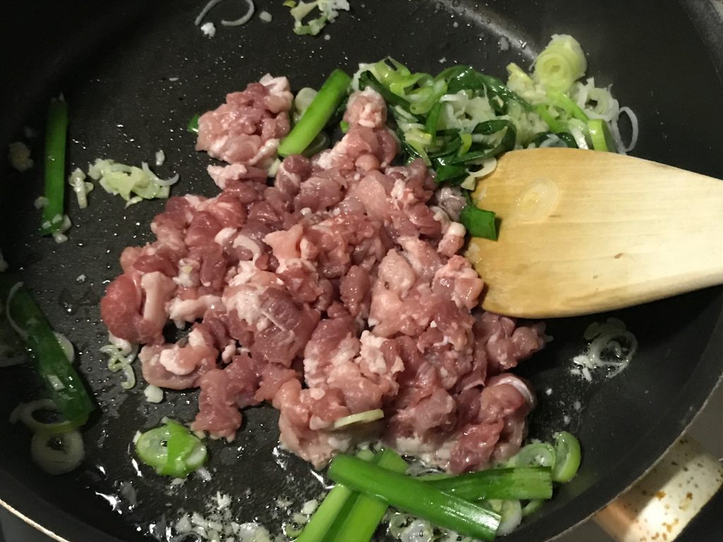 ⑭ フライパンに「③で粗挽きした豚細切れ肉」を追加し肉の色が変わるまで炒める