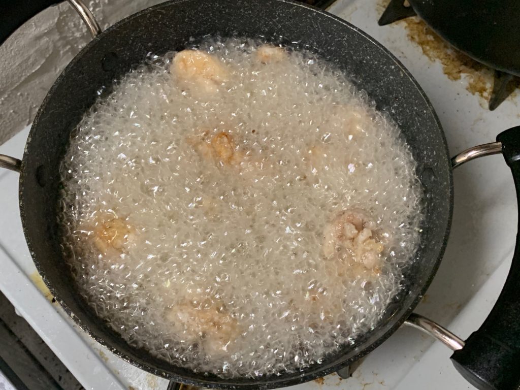 ⑩ 片栗粉をまぶした鶏肉を手早く油に投入する