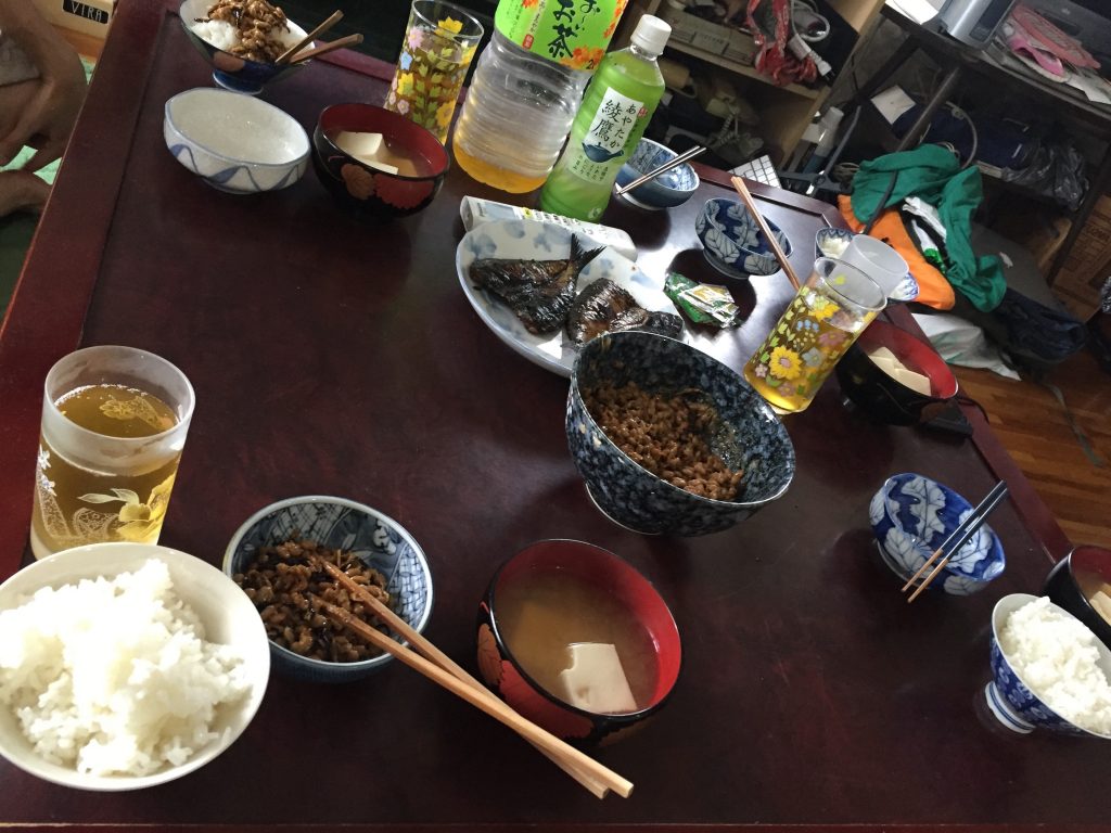 アジの干物・豆腐の味噌汁・納豆