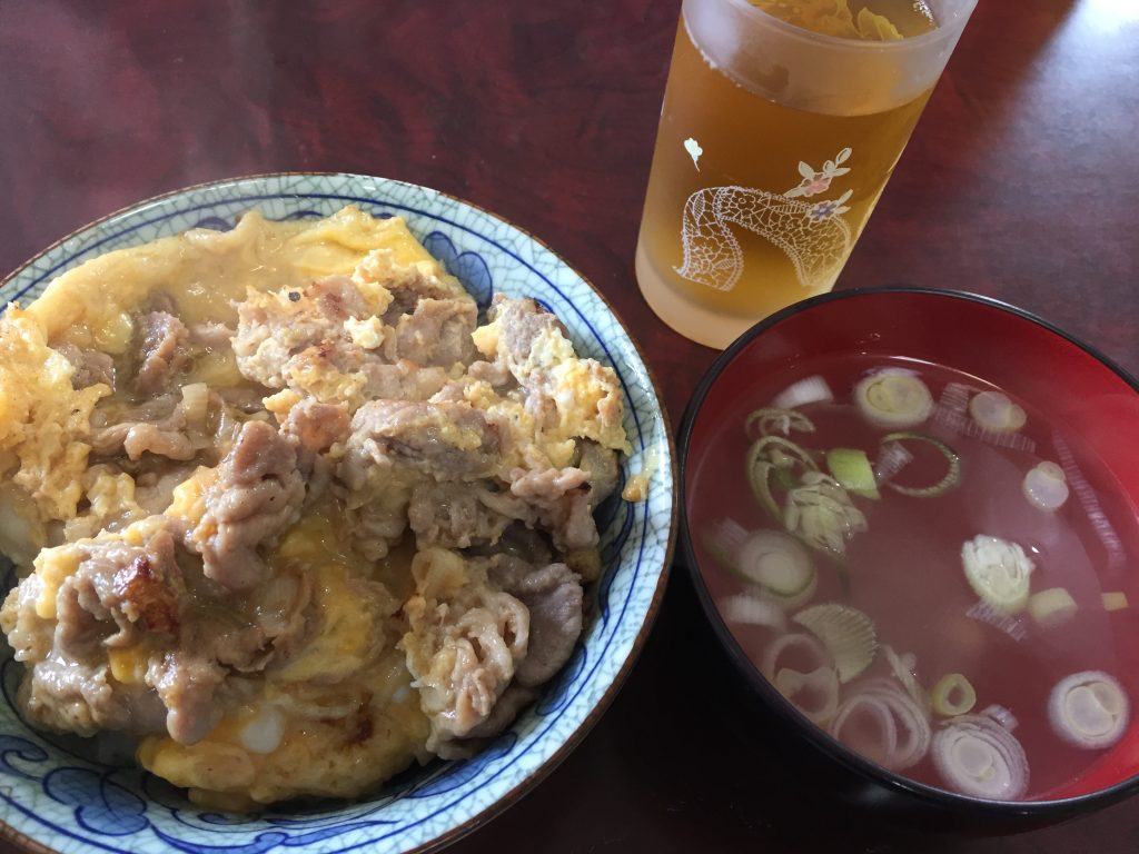 豚バラ肉の卵とじ＋中華スープ