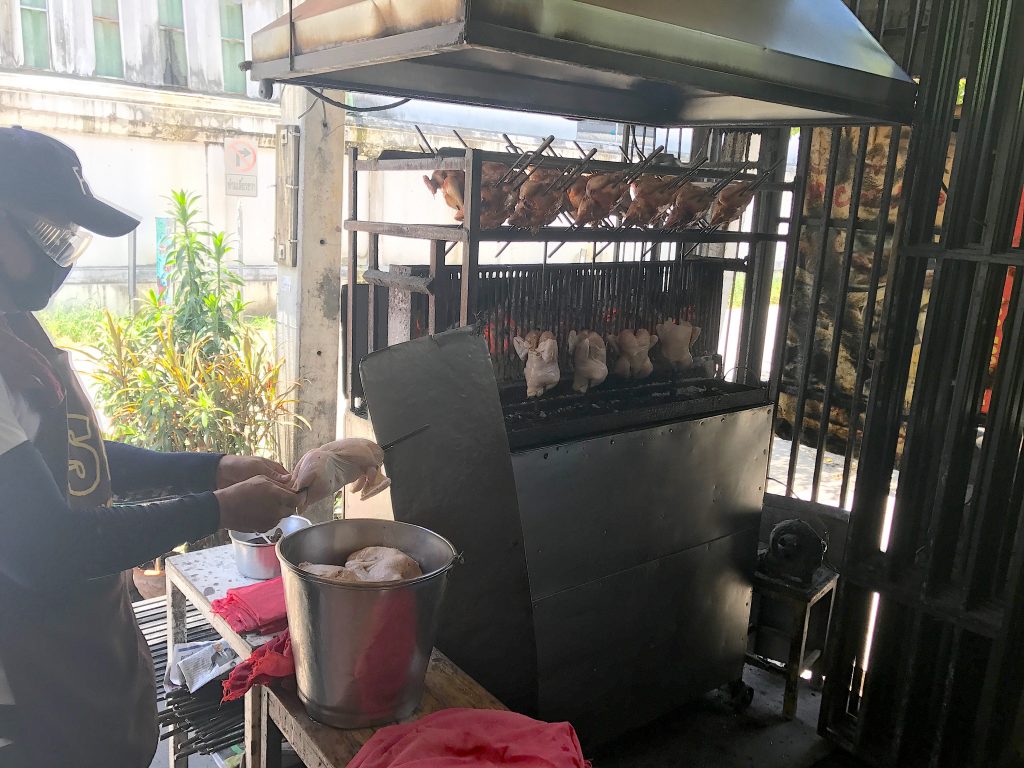 チェンマイで人気の鶏の丸焼きのお店「SPチキン」