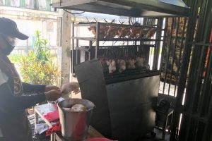 チェンマイで人気の鶏の丸焼きのお店「SPチキン」