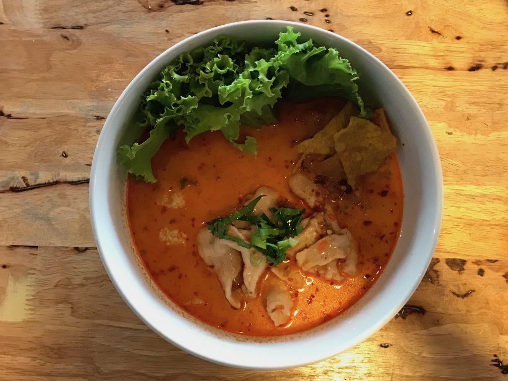 Spicy Tom Yum Soup w/ Fine Cut White Rice Noodle and Sliced Pork（180円）