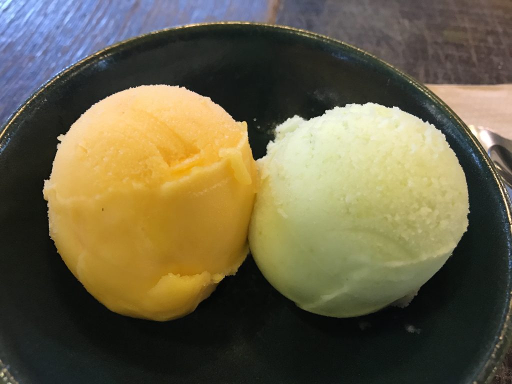 2 scoops of ice cream (green mango & mango passion) 460円
