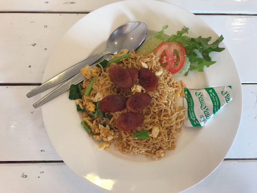 【All Day Lunch】Fried Noodle with Thai Sausage + Egg（200円）