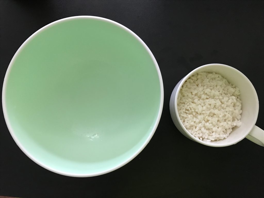 ② 吸水用の水を一度捨てて、吸水後のお米と同量の水をフライパンに入れる
