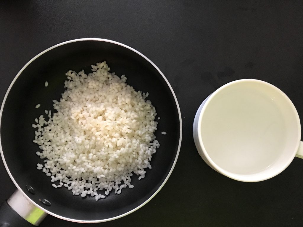 ② 吸水用の水を一度捨てて、吸水後のお米と同量の水をフライパンに入れる