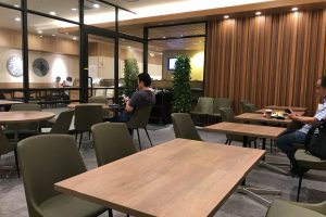 羽田空港で唯一喫煙席があるお店「羽田食堂」は24時間営業