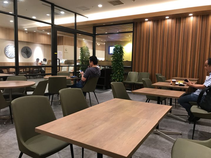 羽田空港で唯一喫煙席があるお店「羽田食堂」は24時間営業