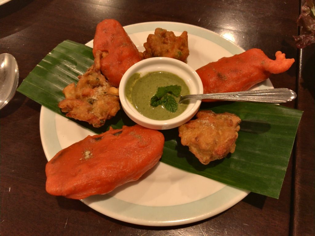 季節の野菜のインド風天ぷら（パコラ） 新鮮なすのインド風天ぷら（ベグニ）
