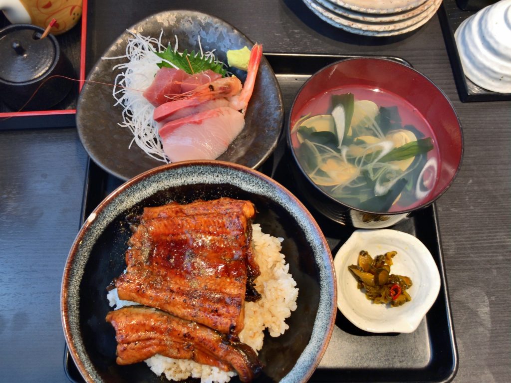 うな丼と刺身付き定食（1,500円）と生牡蠣（300円）