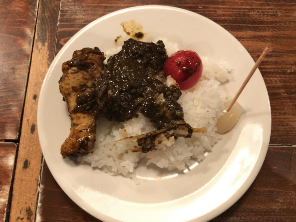 リトルスパイスのブラックカレー（Black Chicken Curry とても辛い）970円＋ライス大盛り（85円）