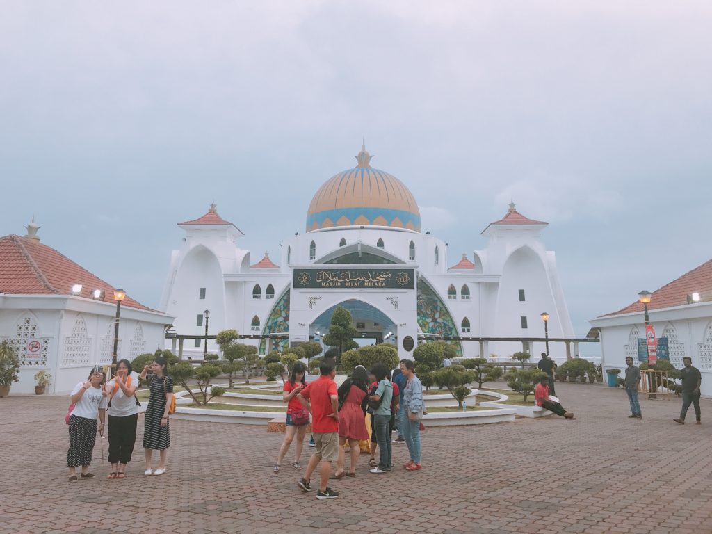 マラッカ観光の人気スポットMasjid Selat Melaka（水上モスク）の入口