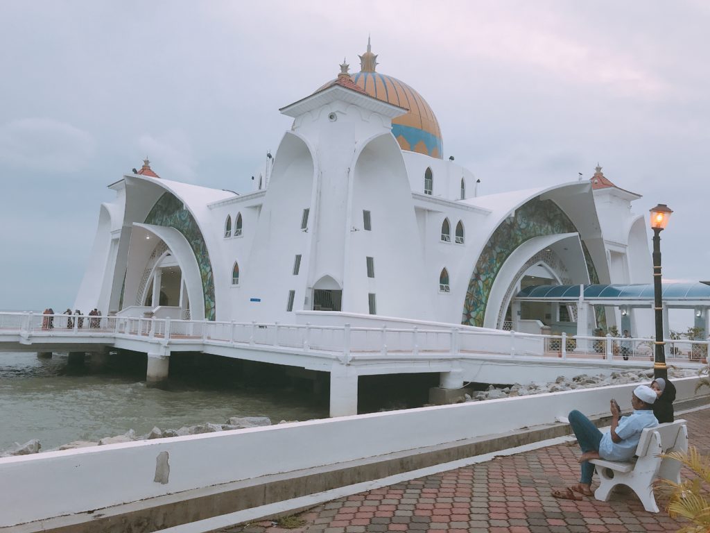 マラッカ観光の人気スポットMasjid Selat Melaka（水上モスク）の入口